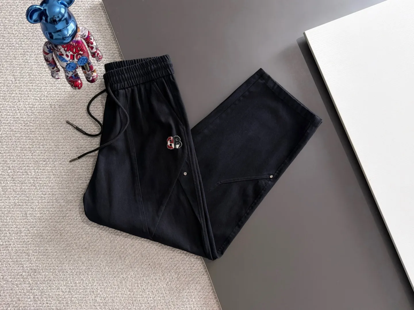 The next day we shipped the P195 Balenciaga High Quality New Arrival Elastic Casual Pants Fall/Winter 2026. The custom-made fabric at the counter has a high degree of comfort, impeccable details, and the design concept of the brand elements reflects high quality. The hand feels delicate and soft! Casual cuts and awesome upper body! Sizes: S-3XL